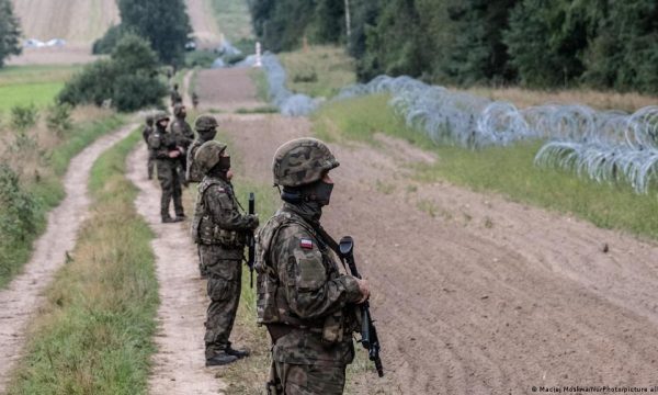 Bjellorusia shkel hapesiren ajrore polake, Polonia dergon ushtare ne kufi
